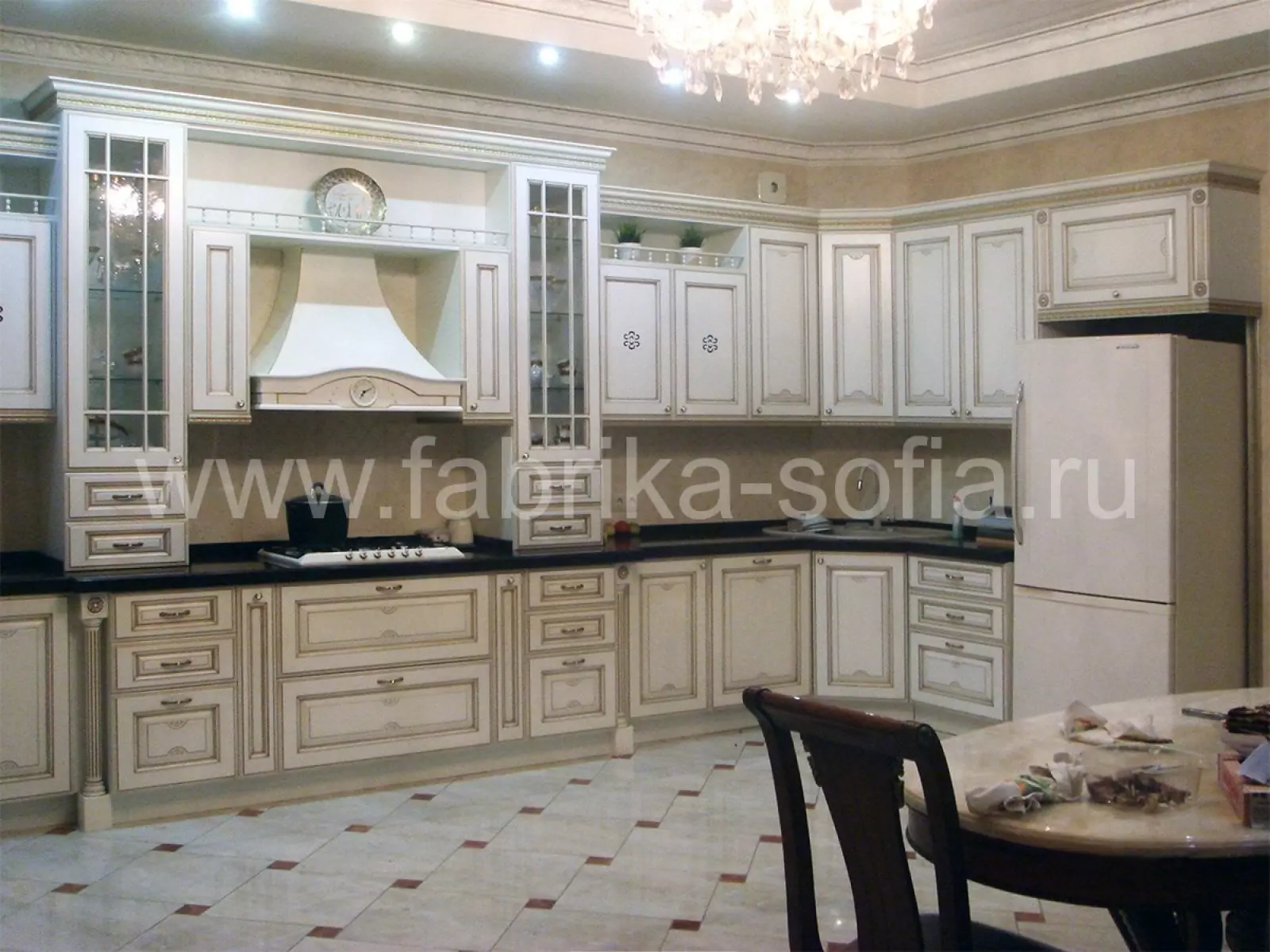 Классическая кухня для большого помещения под заказ