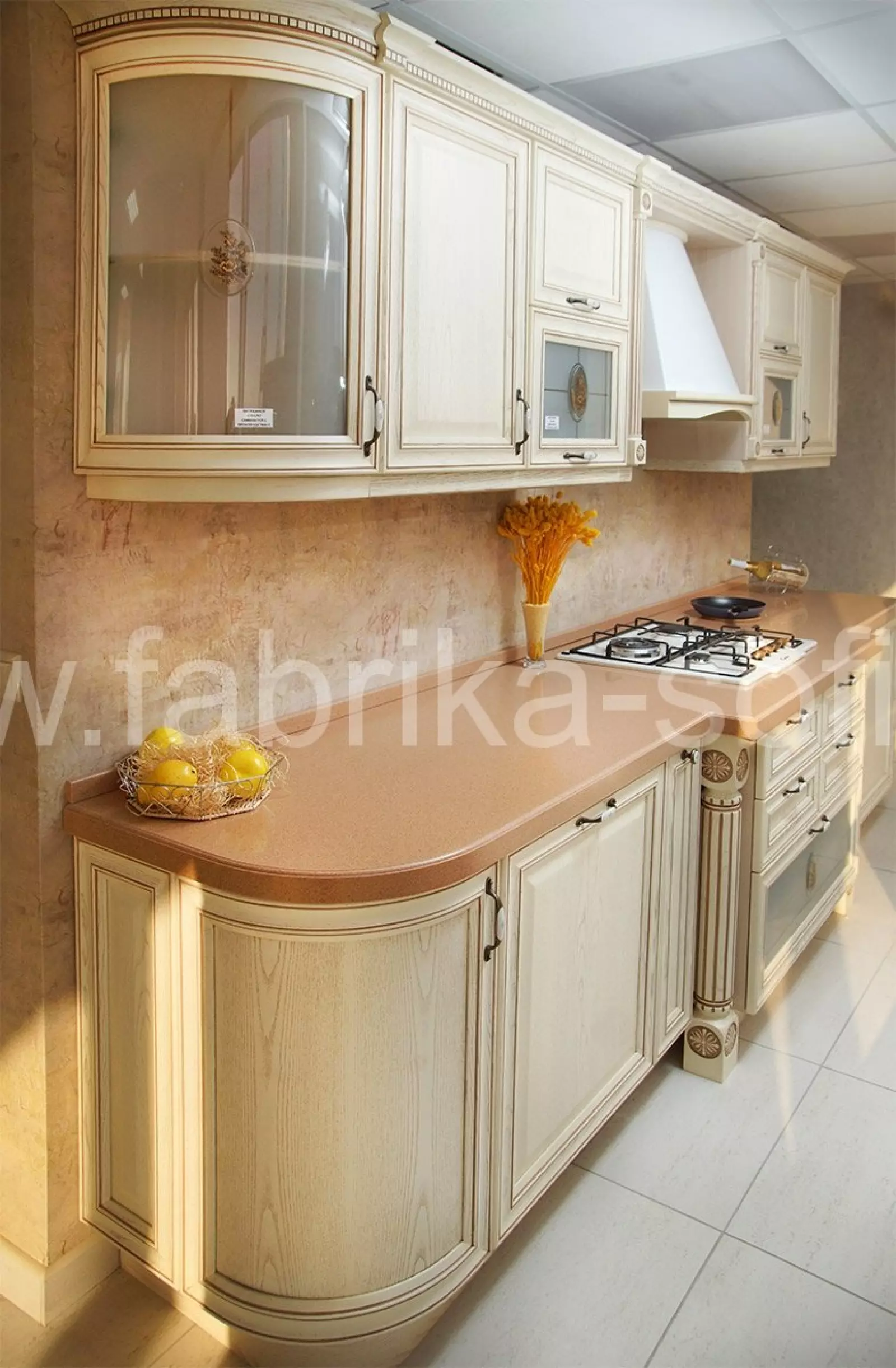 Классическая кухня в светлых тонах под заказ