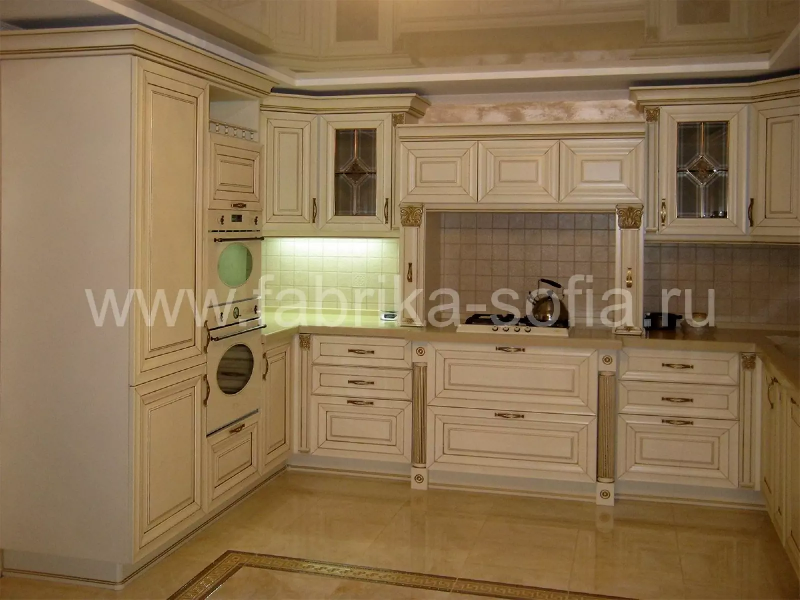 Светлая классическая кухня из МДФ под заказ