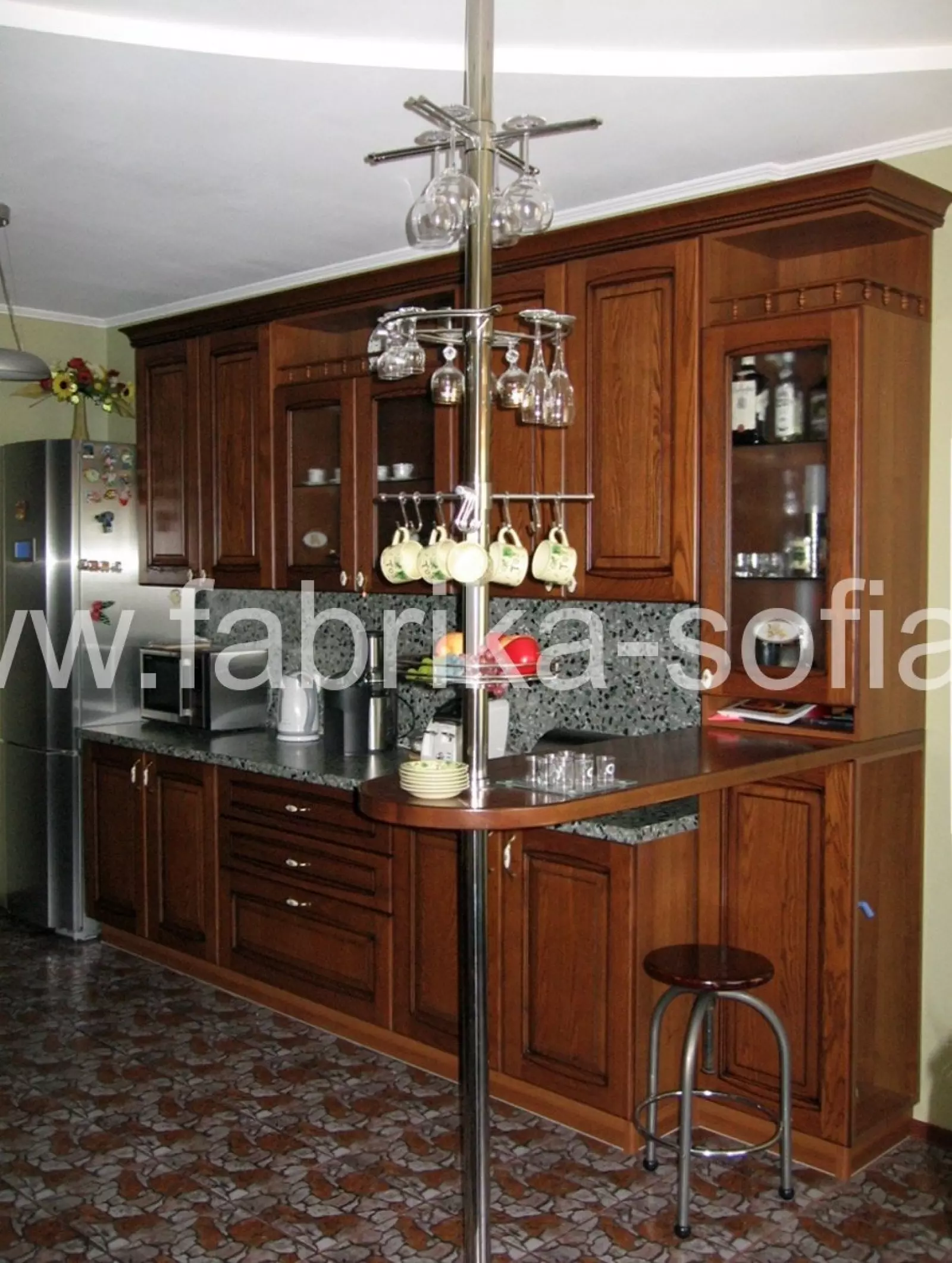 Кухонный гарнитур под натуральное дерево для небольшой кухни