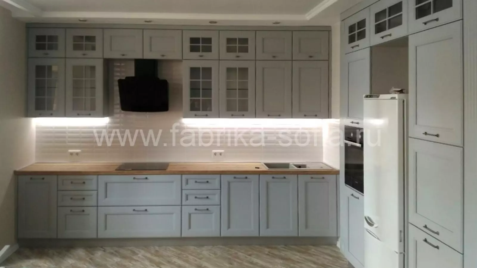 Светлая кухня в классическом стиле под заказ