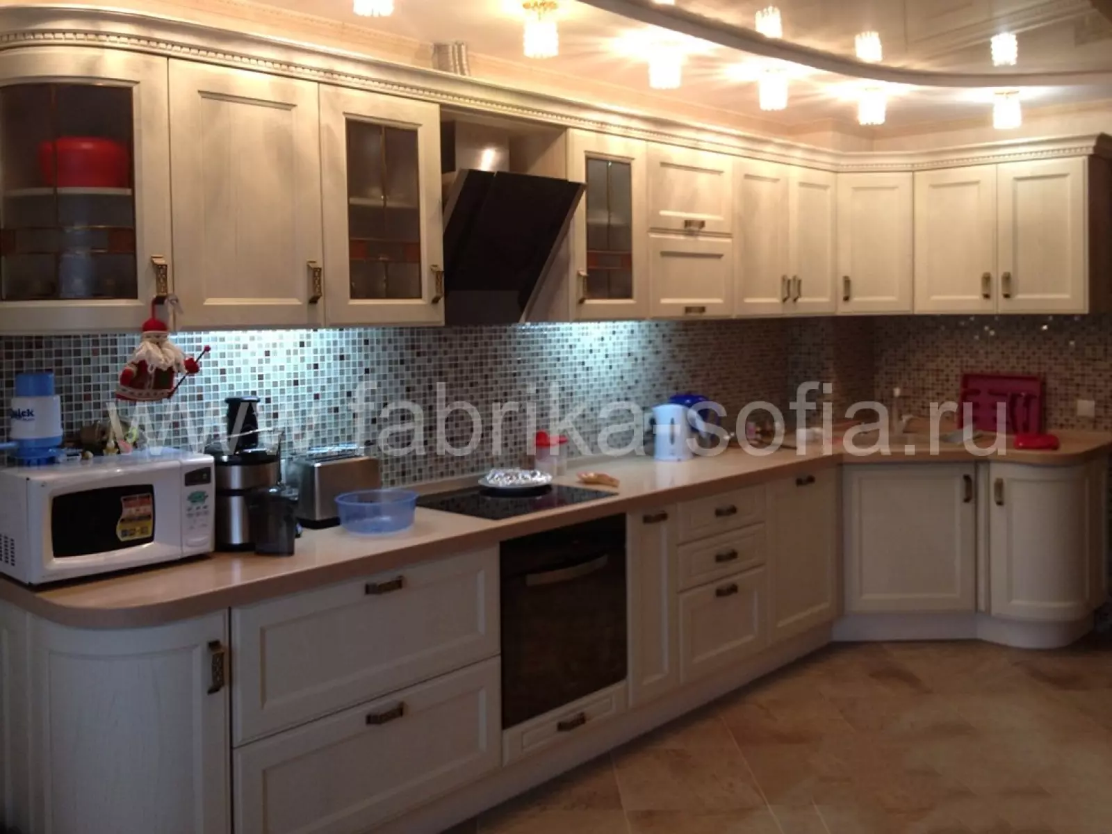 Белый кухонный гарнитур со столешницей пастельных тонов