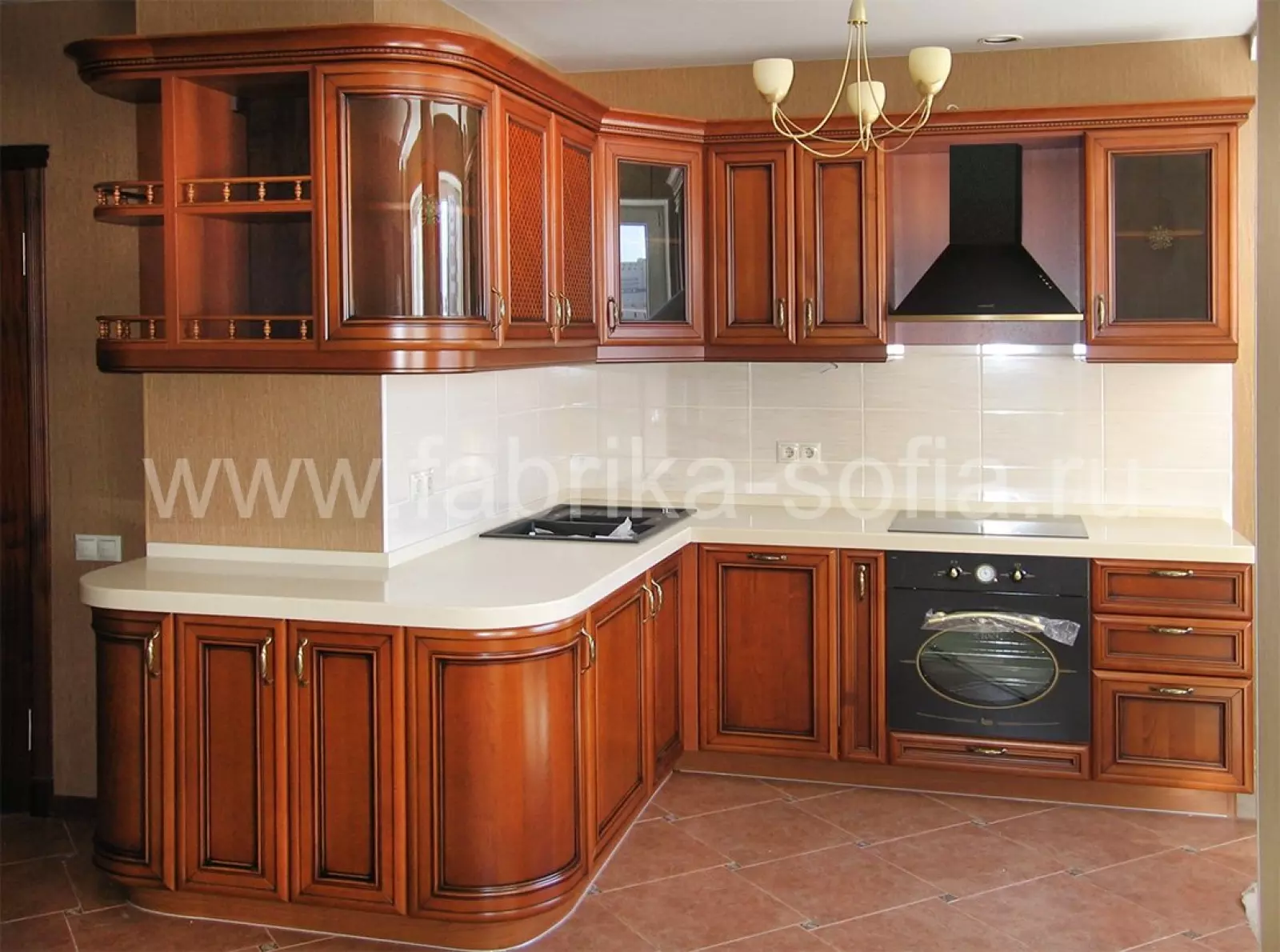 Необычная угловая кухня в классическом стиле