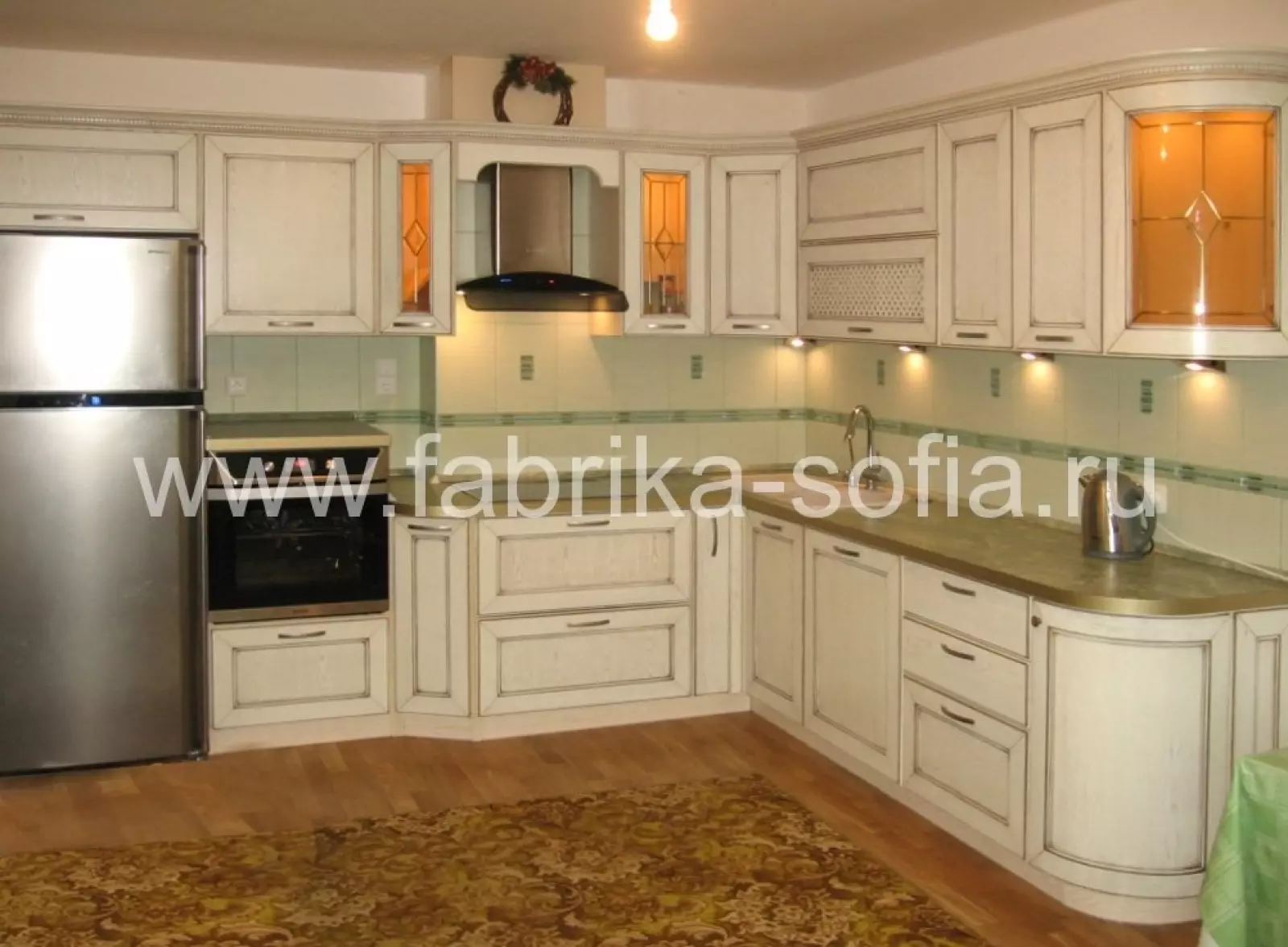 Белоснежный кухонный гарнитур с золотой патиной