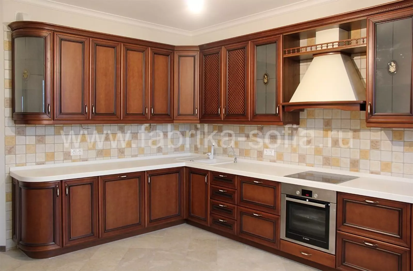 Современная кухня с резными фасадами и витражами