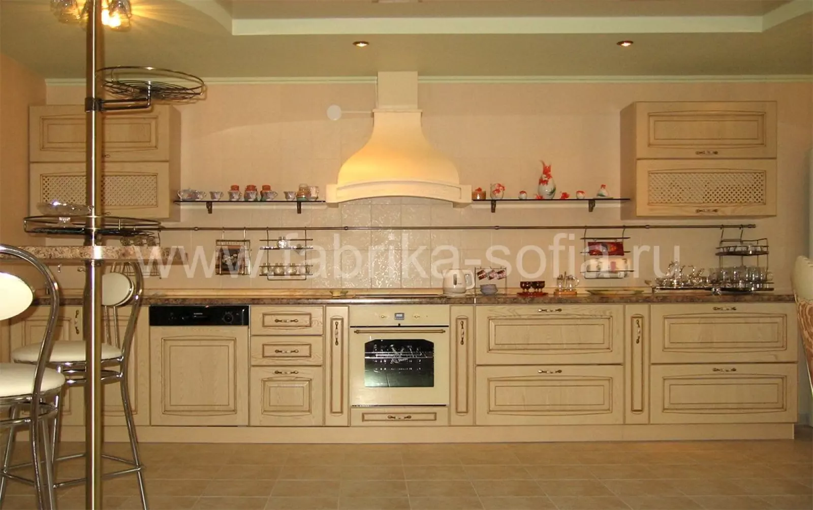 Классический кухонный гарнитур с удобной рабочей поверхностью