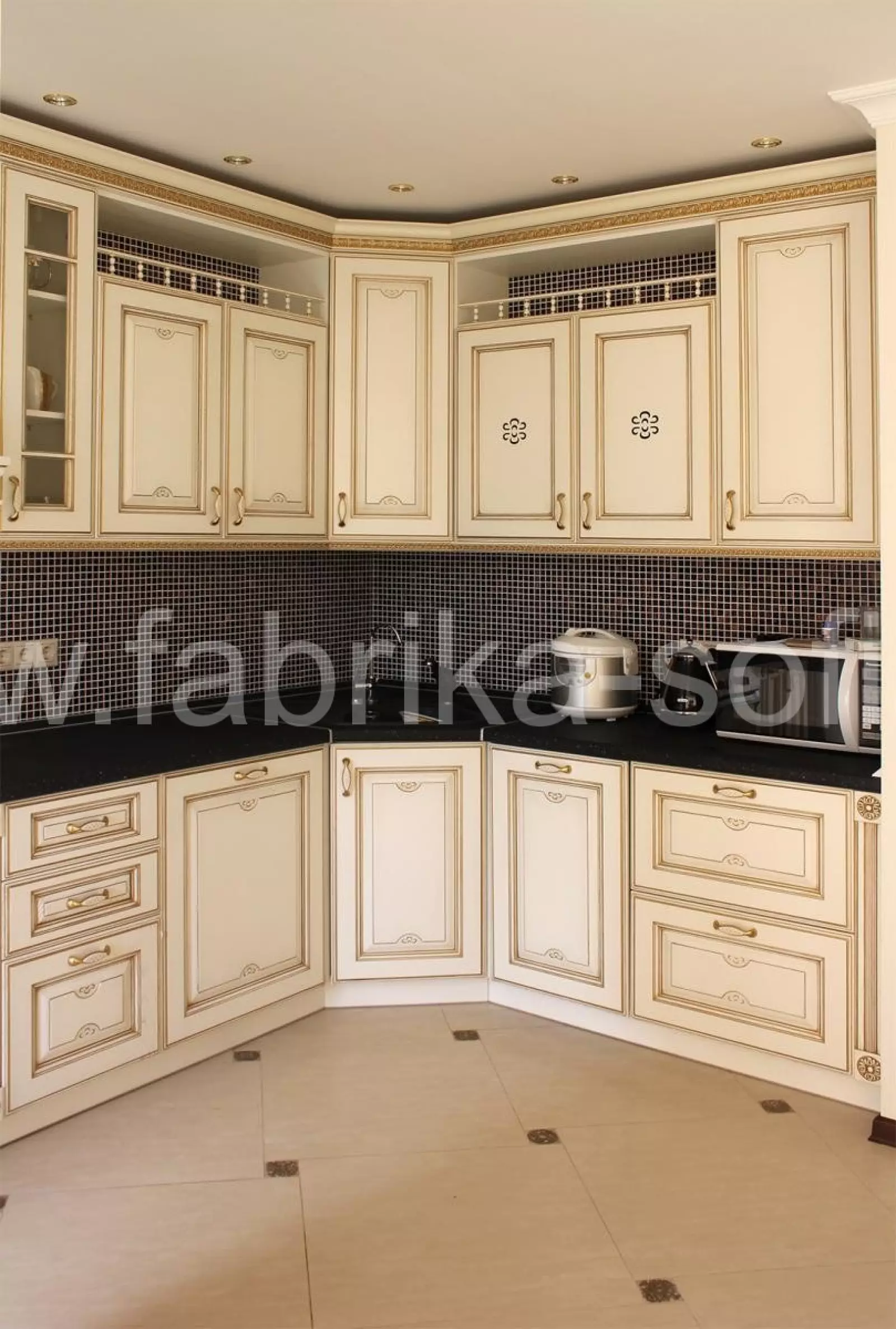 Угловая кухня с резными фасадами от производителя