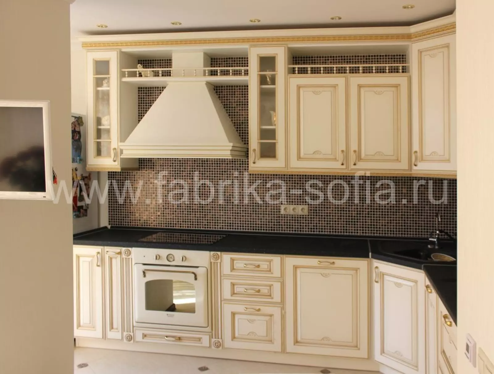 Классический кухонный гарнитур в светлых тонах