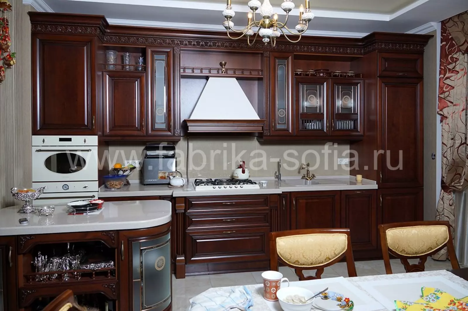 Кухня в изысканном итальянском стиле на заказ в Краснодаре