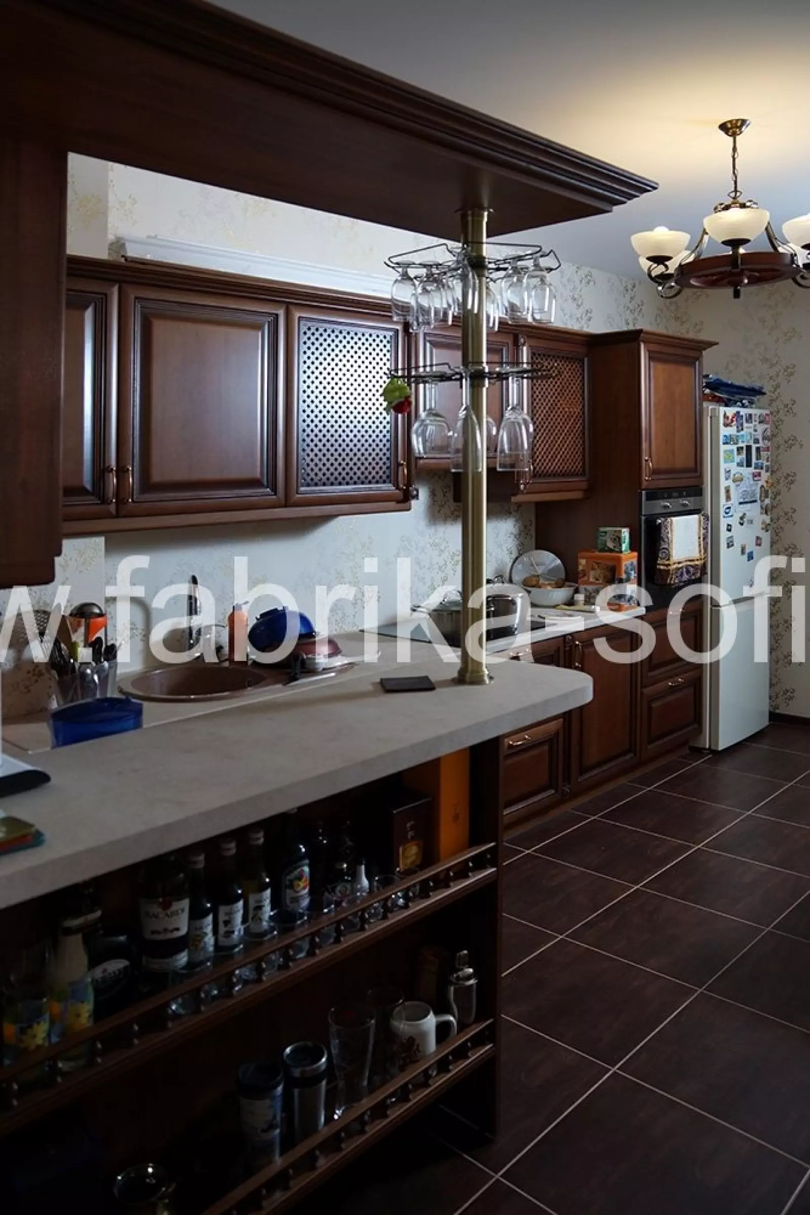 Строгая кухня с барной стойкой в классическом стиле под заказ