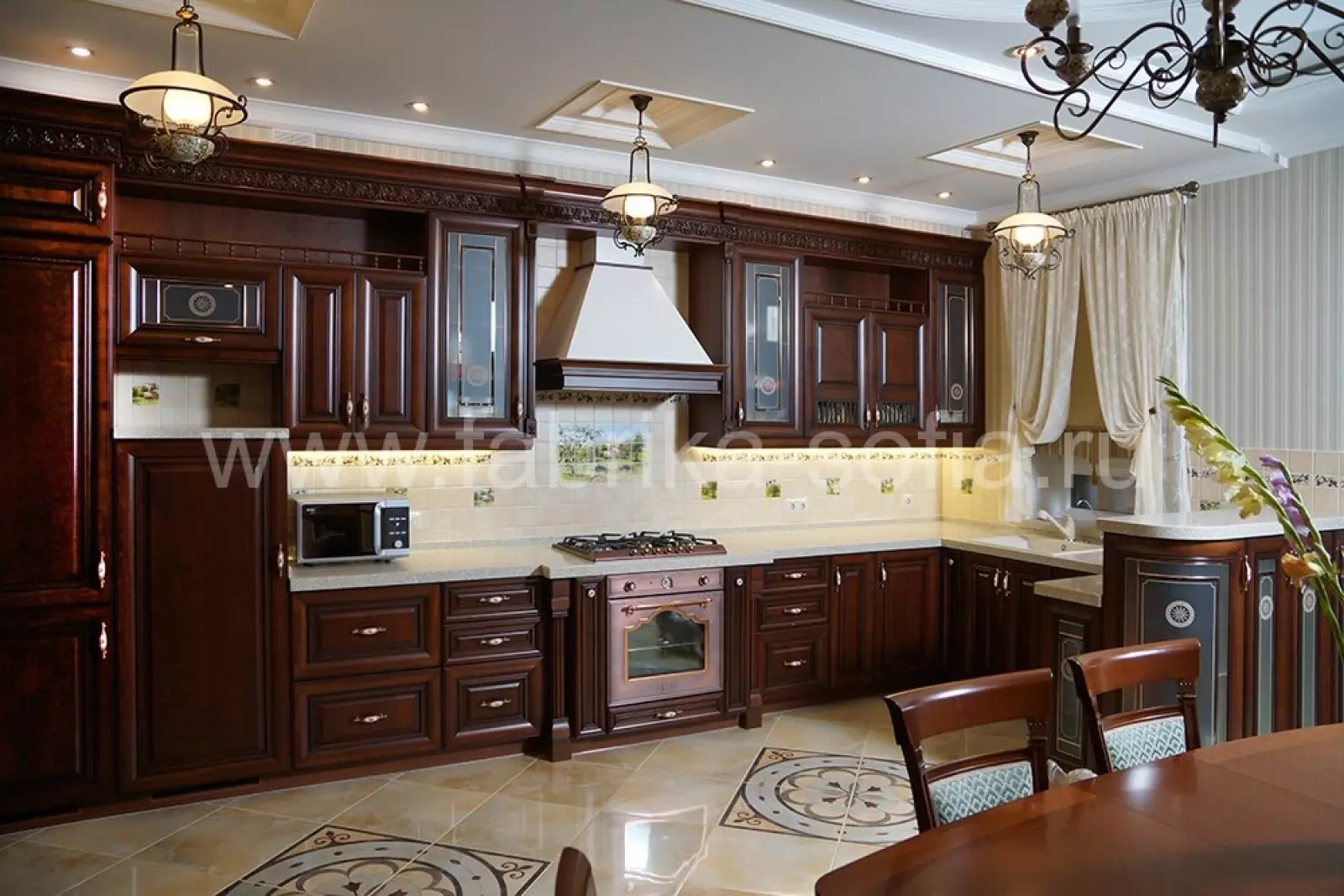 Кухня из итальянского темного ореха на заказ в Краснодаре