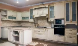 Нескучная классика в светло-бежевом гарнитуре от производителя