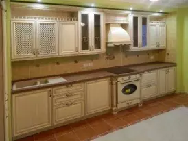 Классическая модель кухни в бежевых оттенках