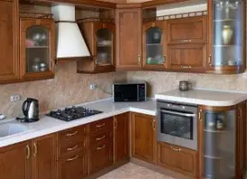 Угловая кухня с темными фасадами, украшенными матовым стеклом