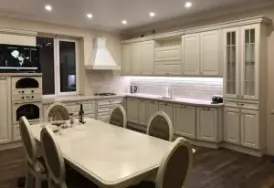 Изысканный кухонный гарнитур из МДФ в светлых тонах