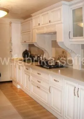 Элегантный кухонный гарнитур в пастельных тонах под заказ