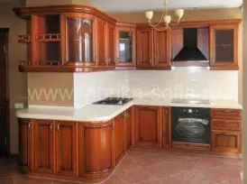 Необычная угловая кухня в классическом стиле