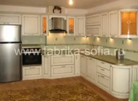 Белоснежный кухонный гарнитур с золотой патиной