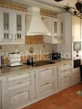 Элегантная кухня светлых тонов с матовыми витринами под заказ