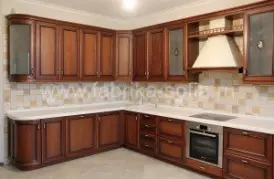 Современная кухня с резными фасадами и витражами