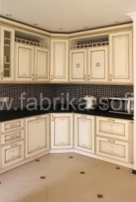 Угловая кухня с резными фасадами от производителя