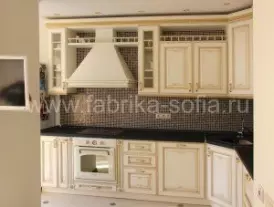 Классический кухонный гарнитур в светлых тонах
