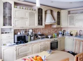 Классический светлый кухонный гарнитур на заказ