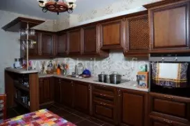 Строгая классическая кухня с барной стойкой под заказ в Краснодаре