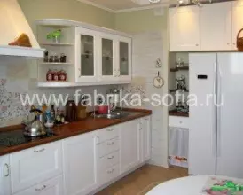 Изящная светлая кухня для любителей классического стиля