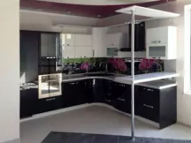 Стильная угловая кухня с барной стойкой