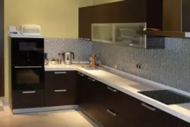 Строгая и стильная угловая кухня в стиле модерн под заказ