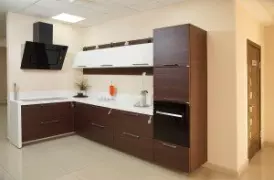 Необычные оттенки в оформлении небольшой кухни