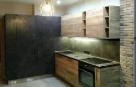 Функциональный и стильный кухонный гарнитур в стиле модерн