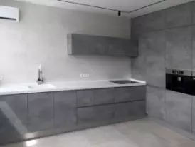 Кухня в стиле модерн бело-серой гаммы