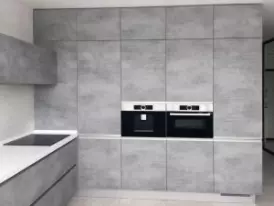 Современная серо-белая кухня в стиле модерн