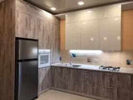 Кухня в стиле модерн с фасадами «под дерево»