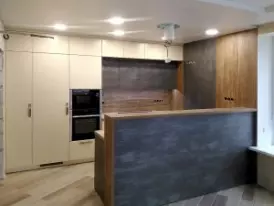 Кухонный гарнитур в бежевых тонах с барной стойкой