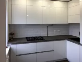 Светлая кухня в стиле модерн для современного интерьера