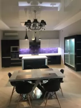 Просторная кухня в современном стиле в бело-черных тонах