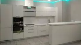 Кухня в светлых тонах в стиле модерн