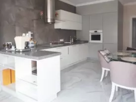 Современная кухня в серо-белых тонах