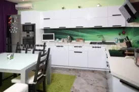 Удобная светлая кухня для больших помещений