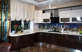 Современная угловая кухня в коричнево-белом цвете