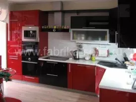 Современная кухня в красно-черных тонах под заказ в Краснодаре