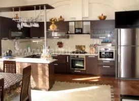 Стильный кухонный гарнитур с барной стойкой