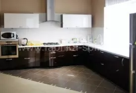 Современная угловая кухня в лаконичном дизайне