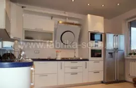 Светлый кухонный гарнитур под заказ в Краснодаре