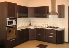 Удобная угловая кухня для небольшого помещения