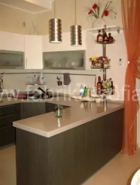 Современный кухонный гарнитур в пастельных тонах