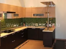 Современная угловая кухня в коричневых тонах